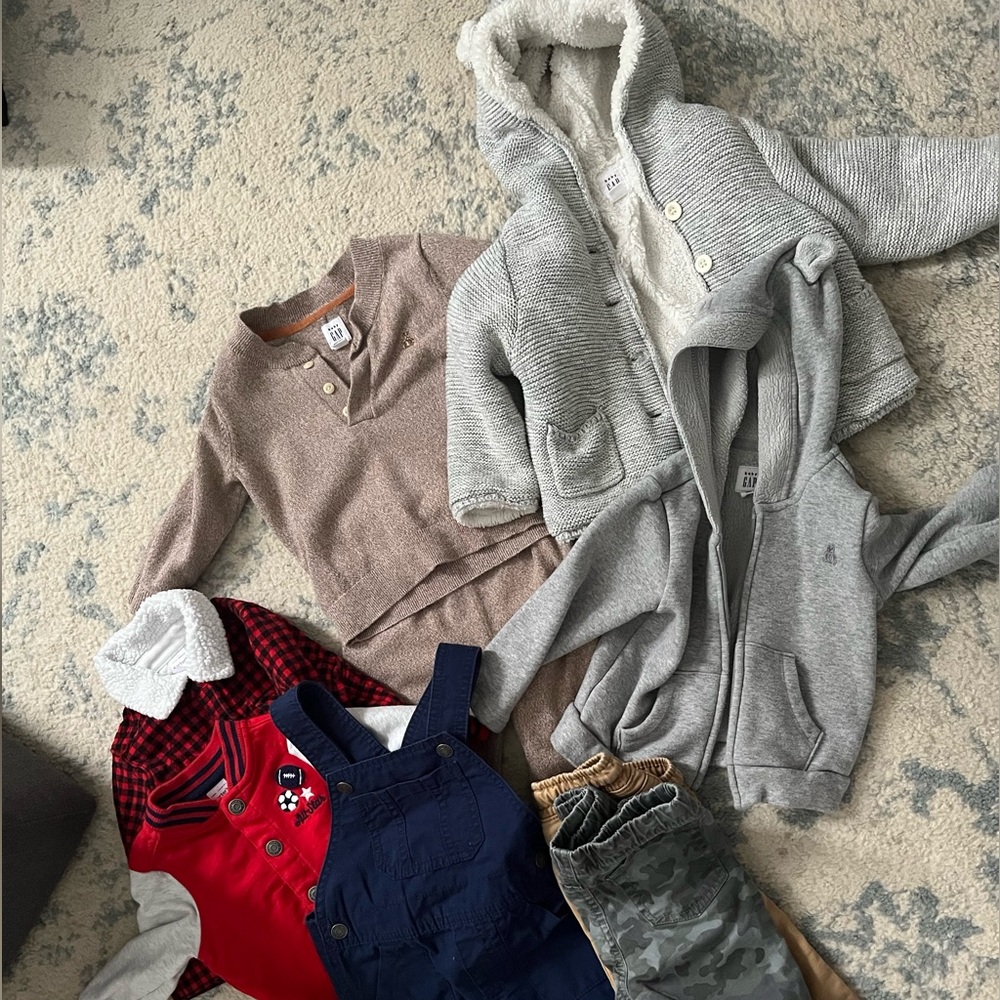 Boys 12-18 Months clothes. 4 top right Baby Gap. 3 left Carters. Other cat&jack